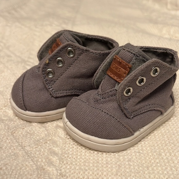 TOMS  Sneaker Hook & Loop Adjustable Gray Baby Shoes - Picture 2 of 5